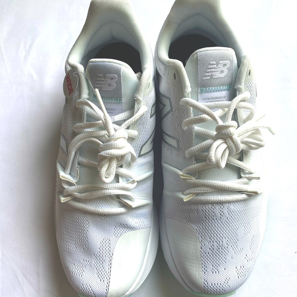 (Women’s size 10) Mens Size 8 New Balance Athletic wide 2E Shoe TRNR White